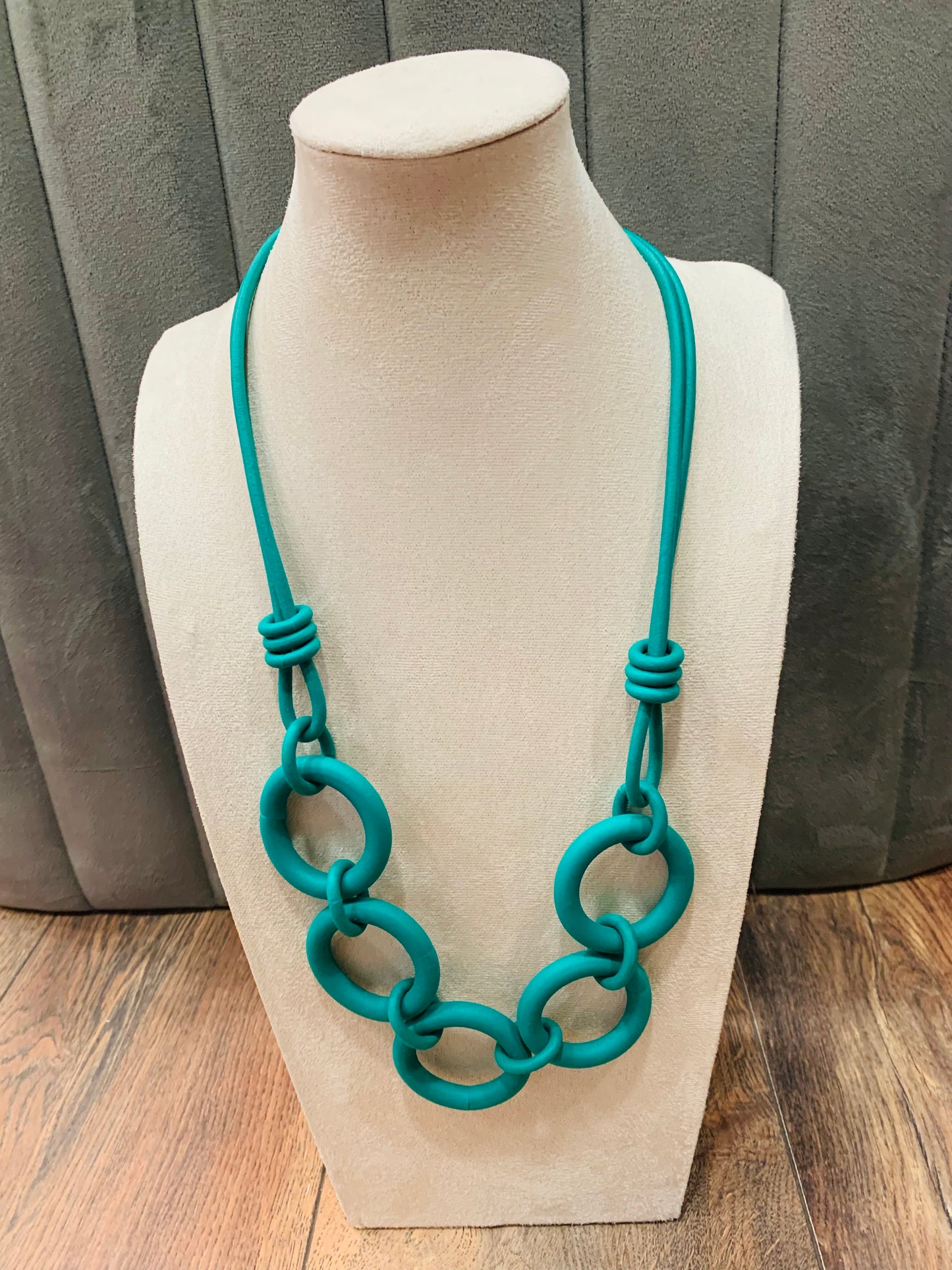 Light weight necklace