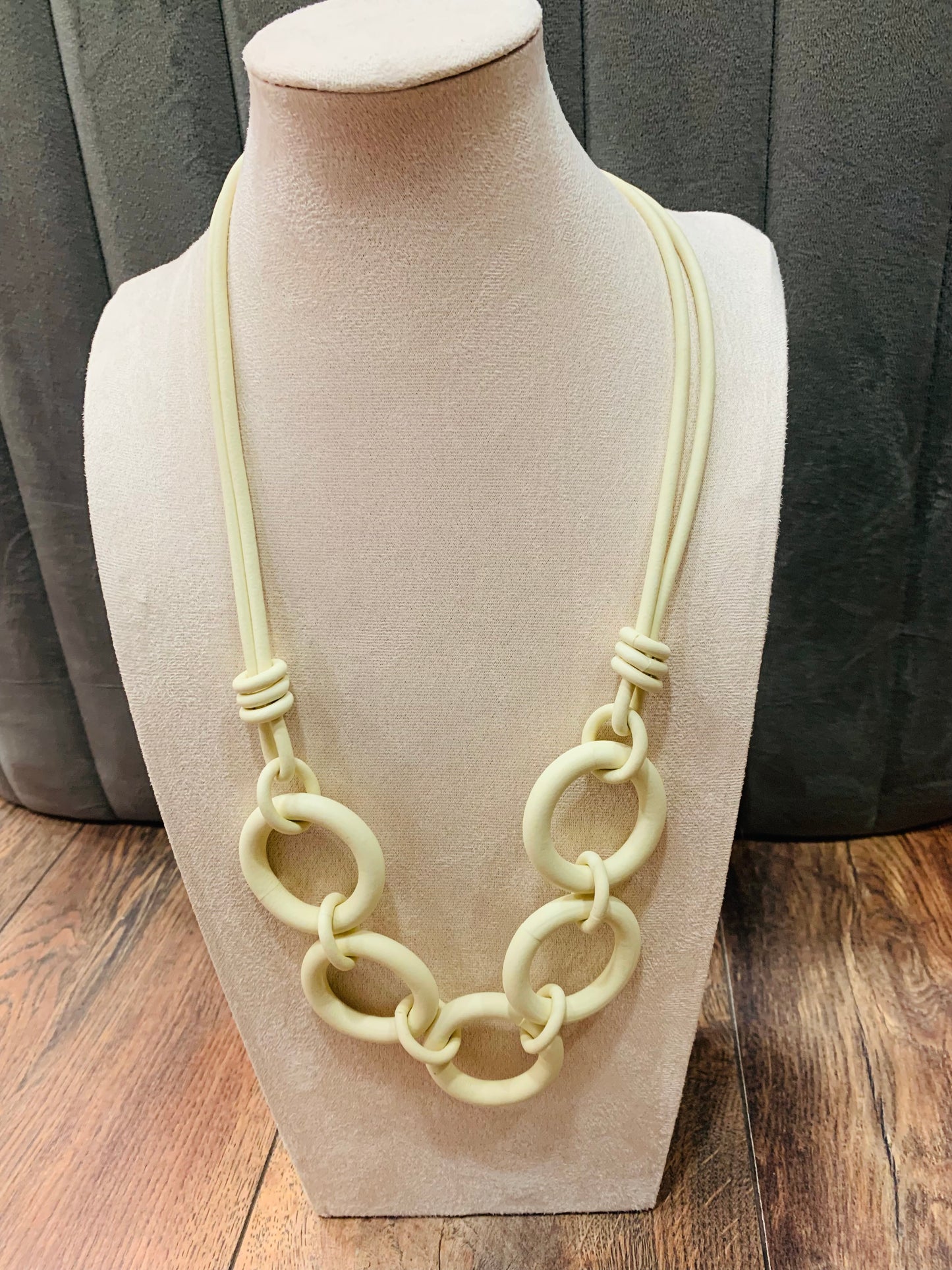 Light weight necklace