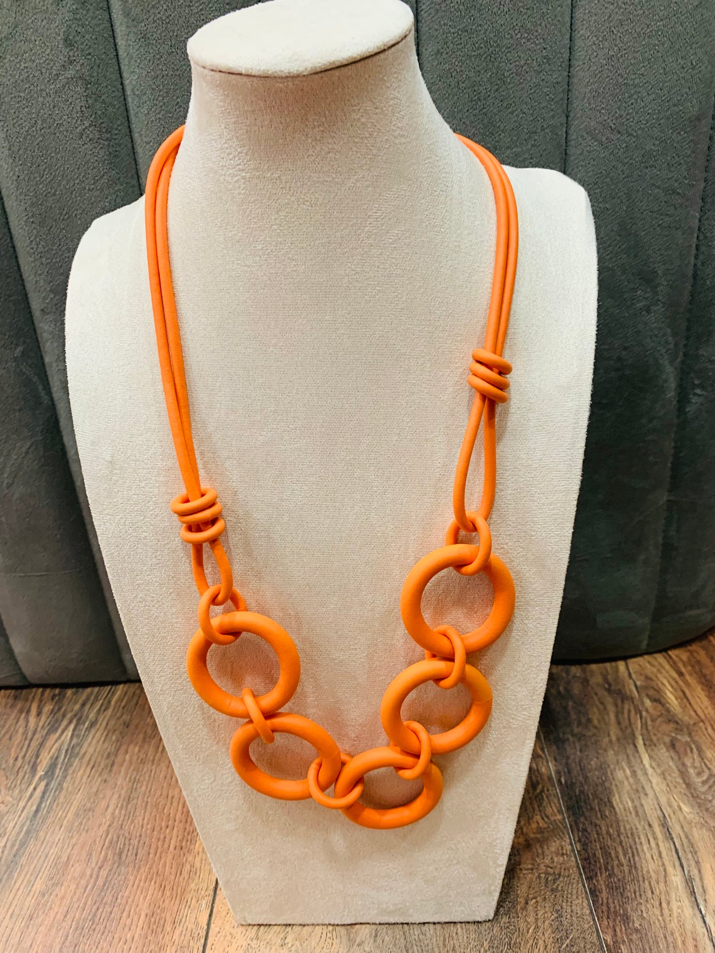 Light weight necklace